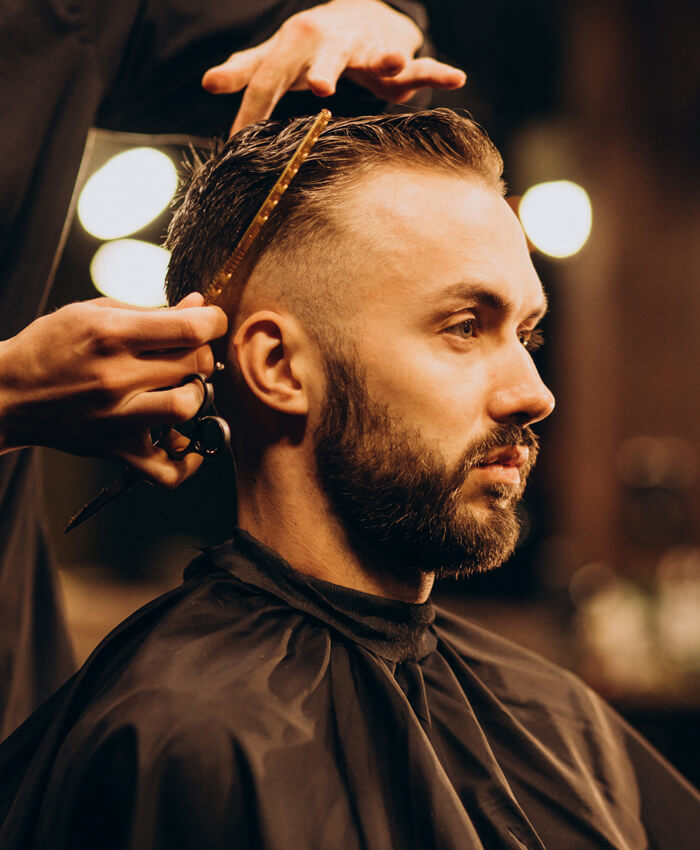 Herrenstyling im Friseursalon Unikat Gießen – moderner Haarschnitt mit Kamm und Schere.